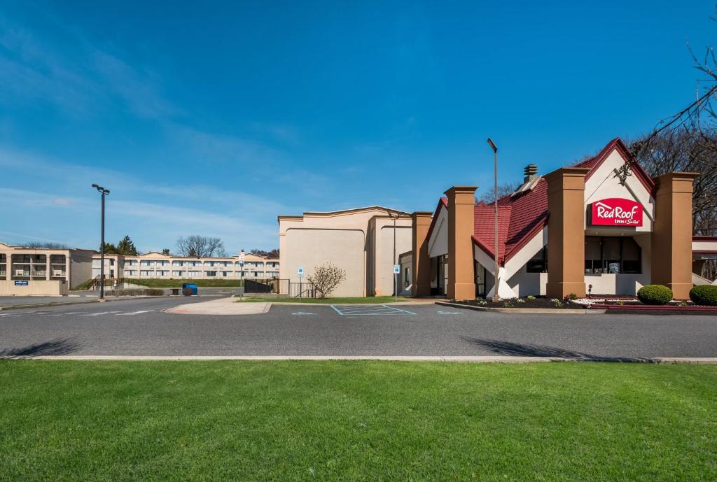 Red Roof Inn and Suites Newark - University photo 2