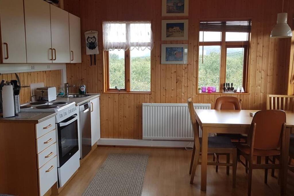 Cosy cabin near Hraunfossar photo 1