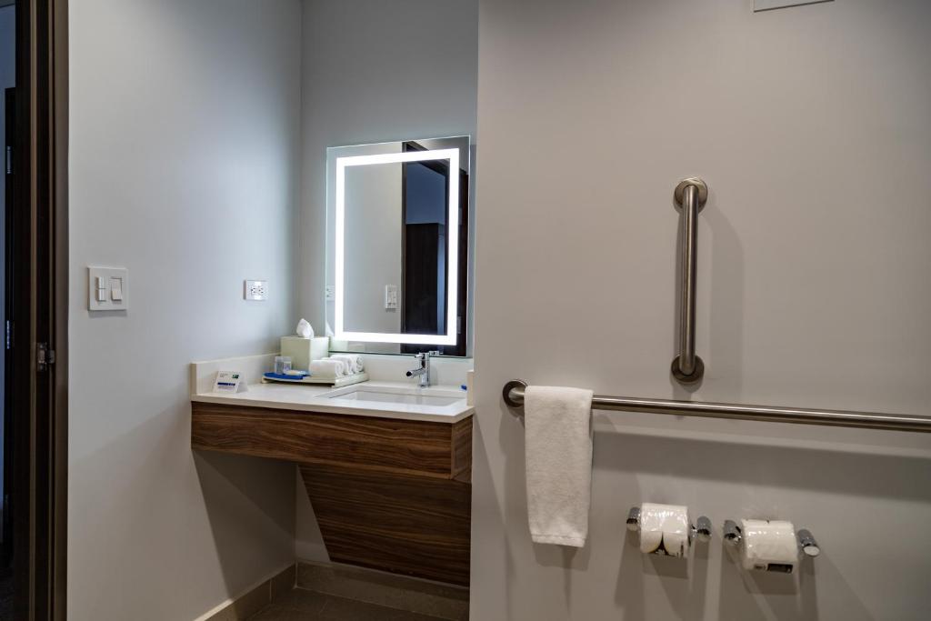 Holiday Inn Express & Suites - Ensenada Centro, an IHG Hotel photo 4