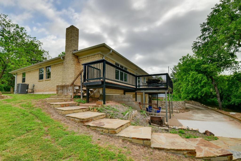 Sunny Lakefront Family Paradise with Deck and 2 Kayaks photo 1