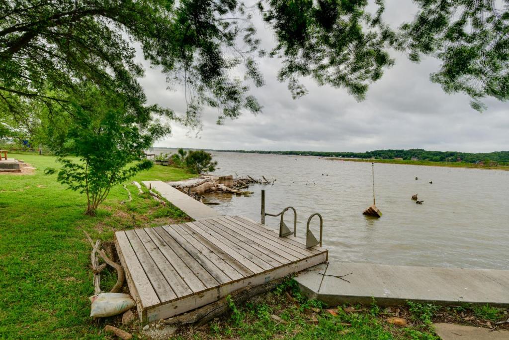 Sunny Lakefront Family Paradise with Deck and 2 Kayaks photo 2