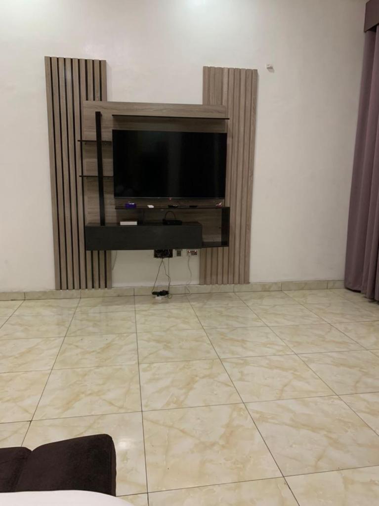 Jilles apartments -4bedroomduplex24hrlight&security photo 3