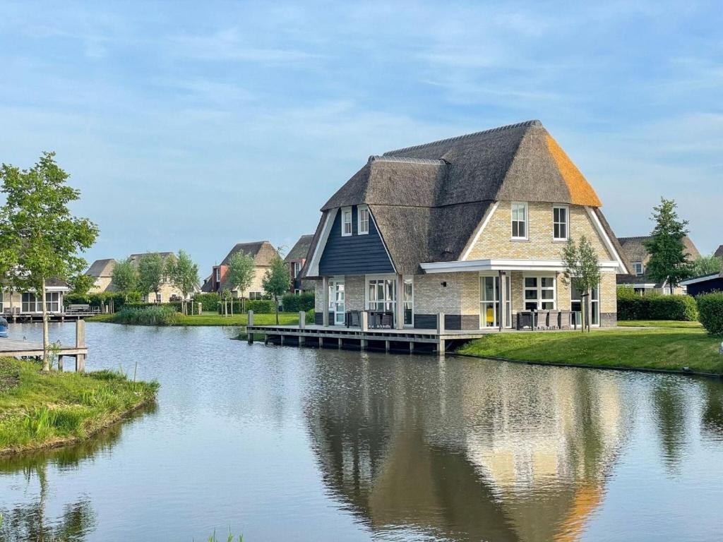 Spacious villa with two saunas, on the Tjeukemeer