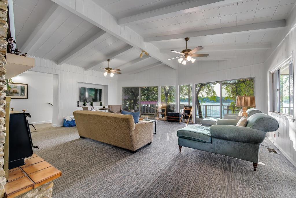 The Shorewood Lakeside Oasis, Pet-Friendly Getaway photo 2