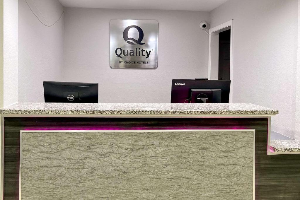 Quality Inn & Suites photo 2