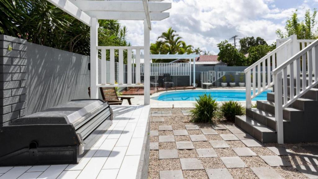 Family Home With Pool and Guest House photo 4