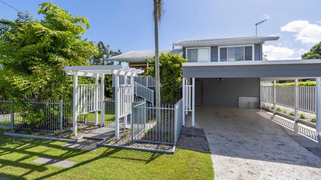 Family Home With Pool and Guest House photo 3