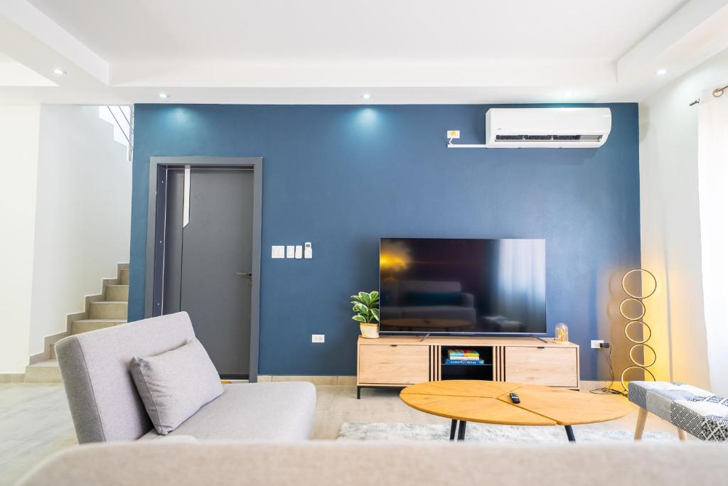 Modern 3BR Home with Own Private Pool photo 3