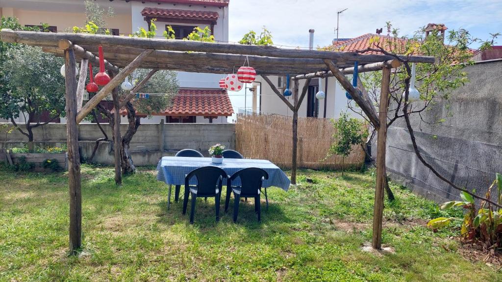 Dora's House comfortable apartment with a yard and view photo 3