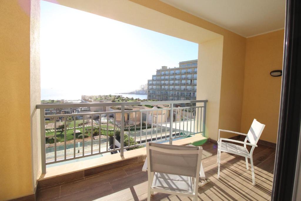 Stunning Seafront Portomaso Apartment photo 2