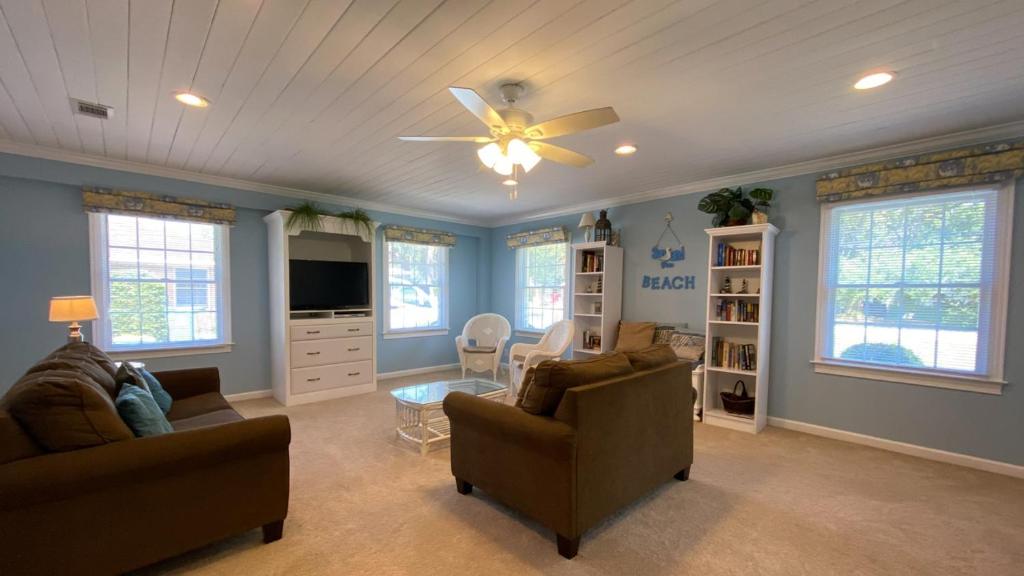 LYONS DEN - 3 Bedroom Home home photo 3