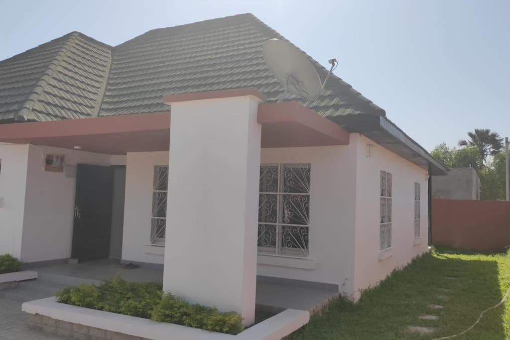House in brufut near the sea / tanji bird reserve