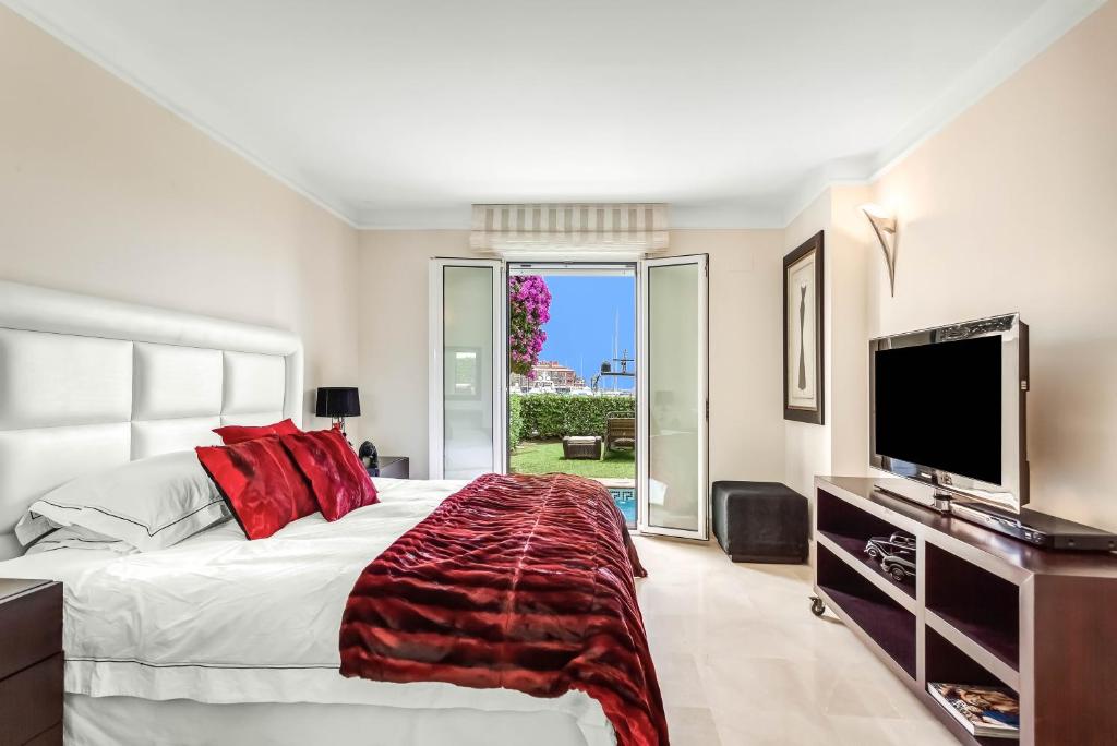 YOLO Spaces - Sotogrande - Puerto Boutique Apartment photo 1