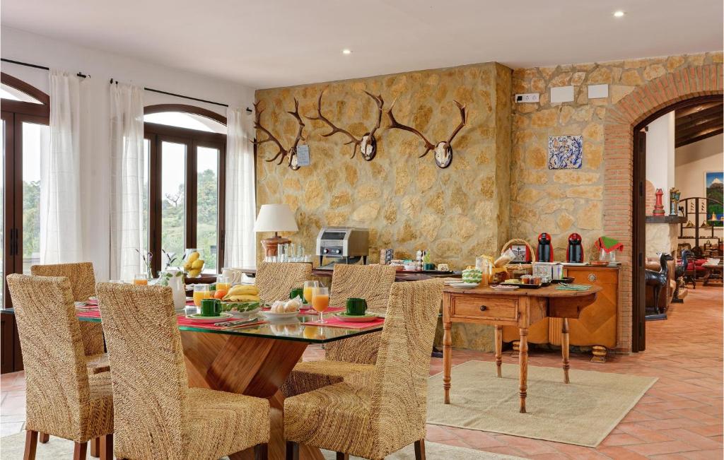 Amazing Home In La Granada De Ro-tint With Outdoor Swimming Pool, Wifi And Indoor Swimming Pool photo 3