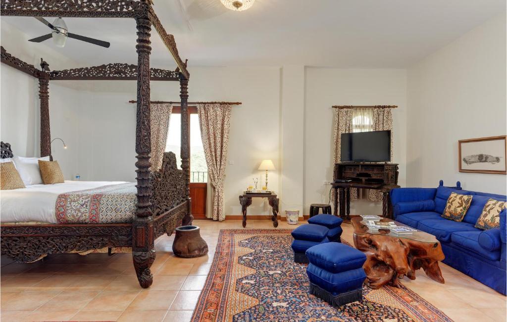 Amazing Home In La Granada De Ro-tint With Outdoor Swimming Pool, Wifi And Indoor Swimming Pool photo 4