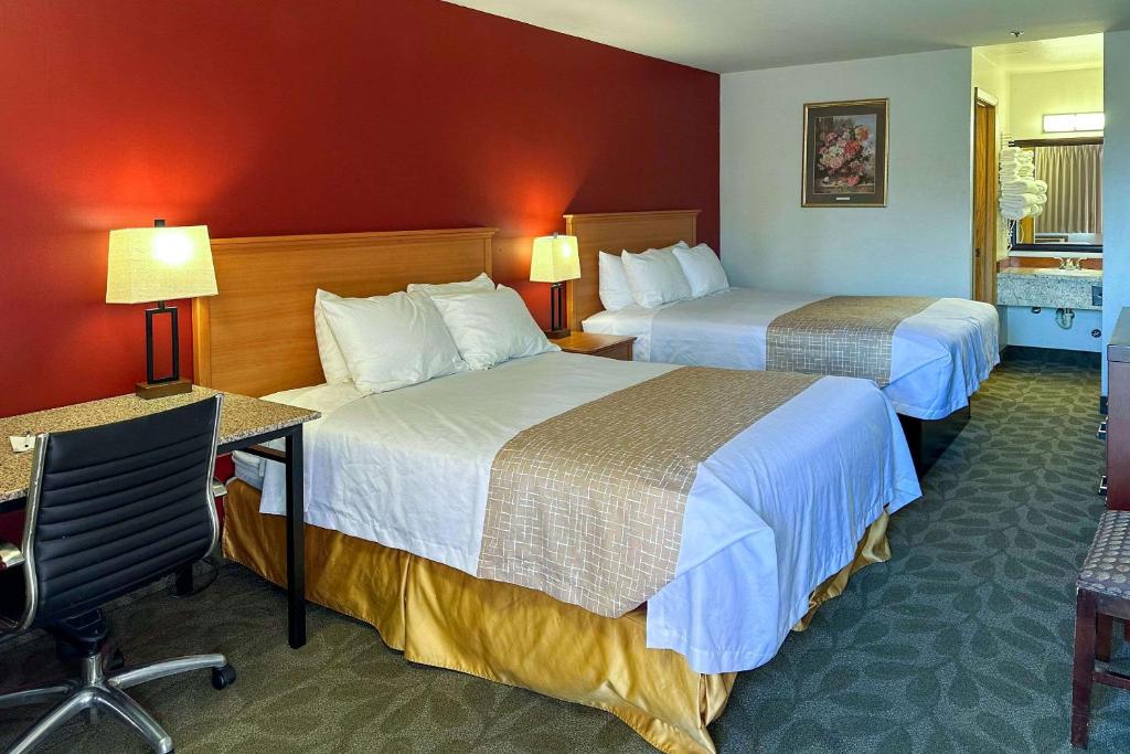 Econo Lodge Edmonds North Seattle - Tap to explore photos