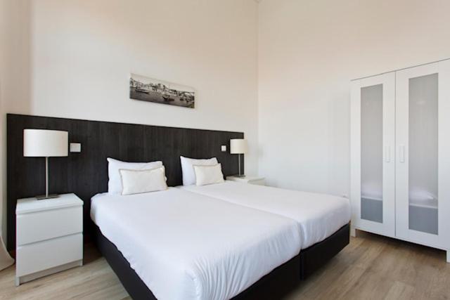 Porto Legend Apartments - Tap to explore photos