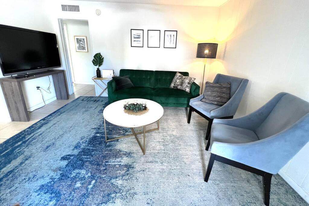 LOCATION! Apartment in Coconut Grove with parking image
