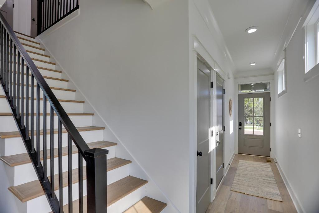 Modern Luxury Retreat Walk to Tims Ford Lake! photo 4