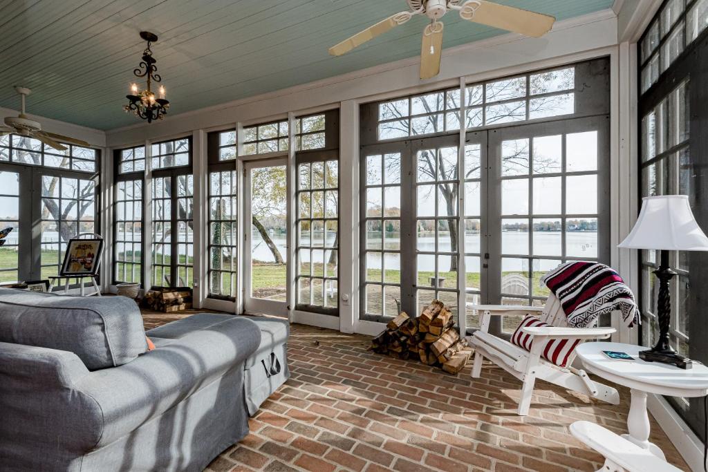 Ferry Bridge House photo 4