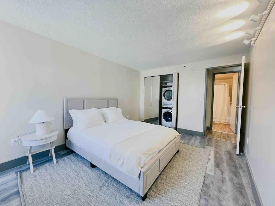 The Hartford Skyline - Stylish Downtown Condo with Wifi Gym image