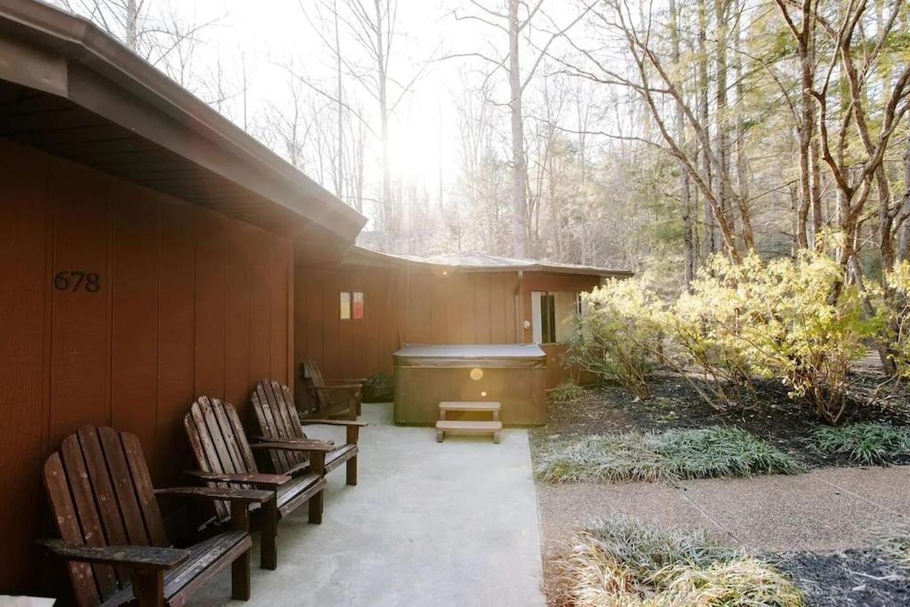 Cabin with Treehouse Views, 3 King Beds, 4 Bunks, and Large Hot Tub! photo 3