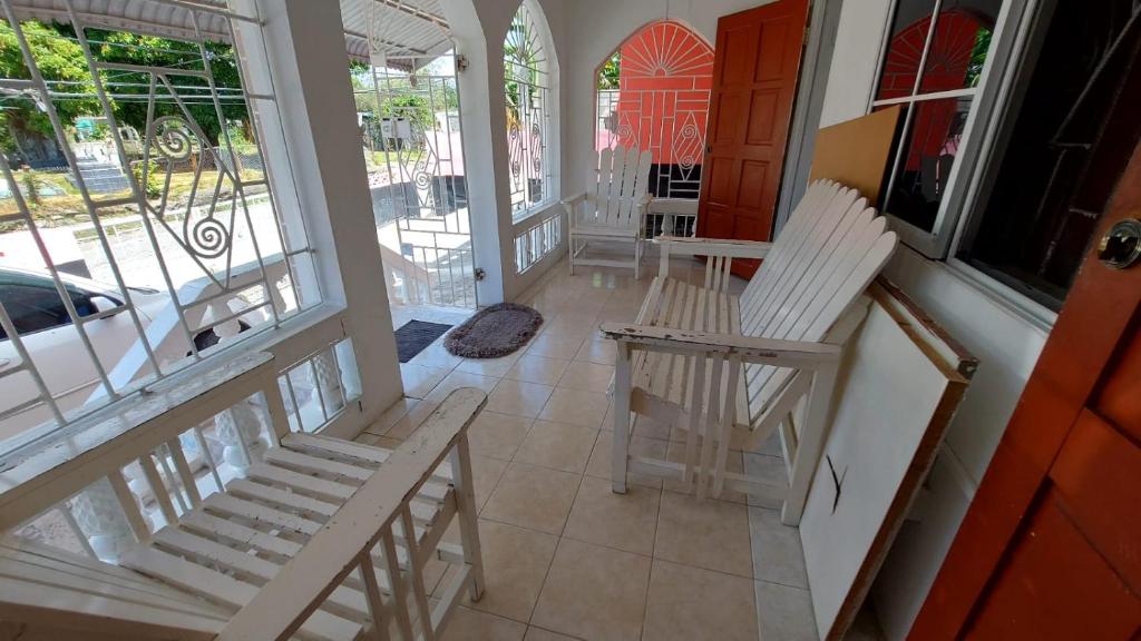 Charming 1-Bedroom House in St Thomas Jamaica photo 3