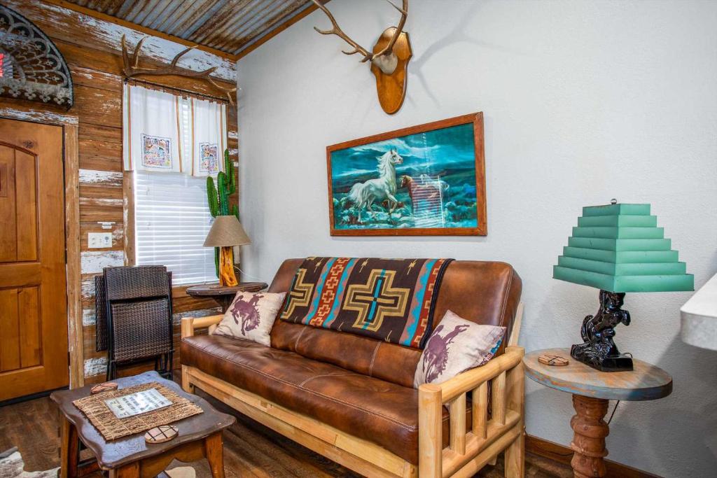 Lonesome Dove Bandera Cabin photo 4