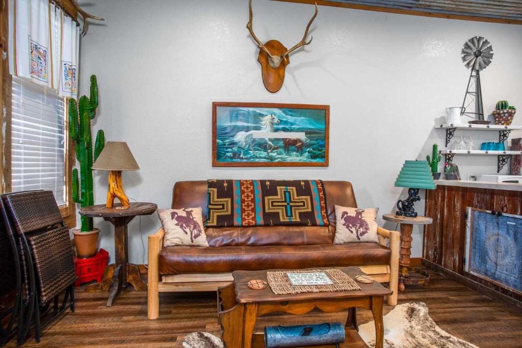 Lonesome Dove Bandera Cabin photo 3
