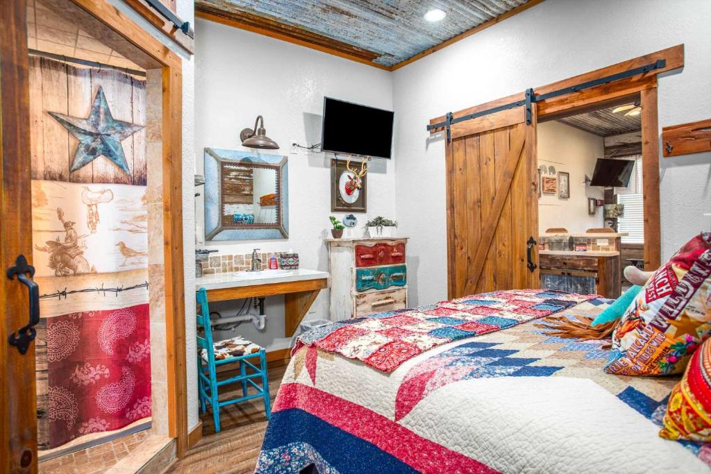 Lonesome Dove Bandera Cabin photo 2