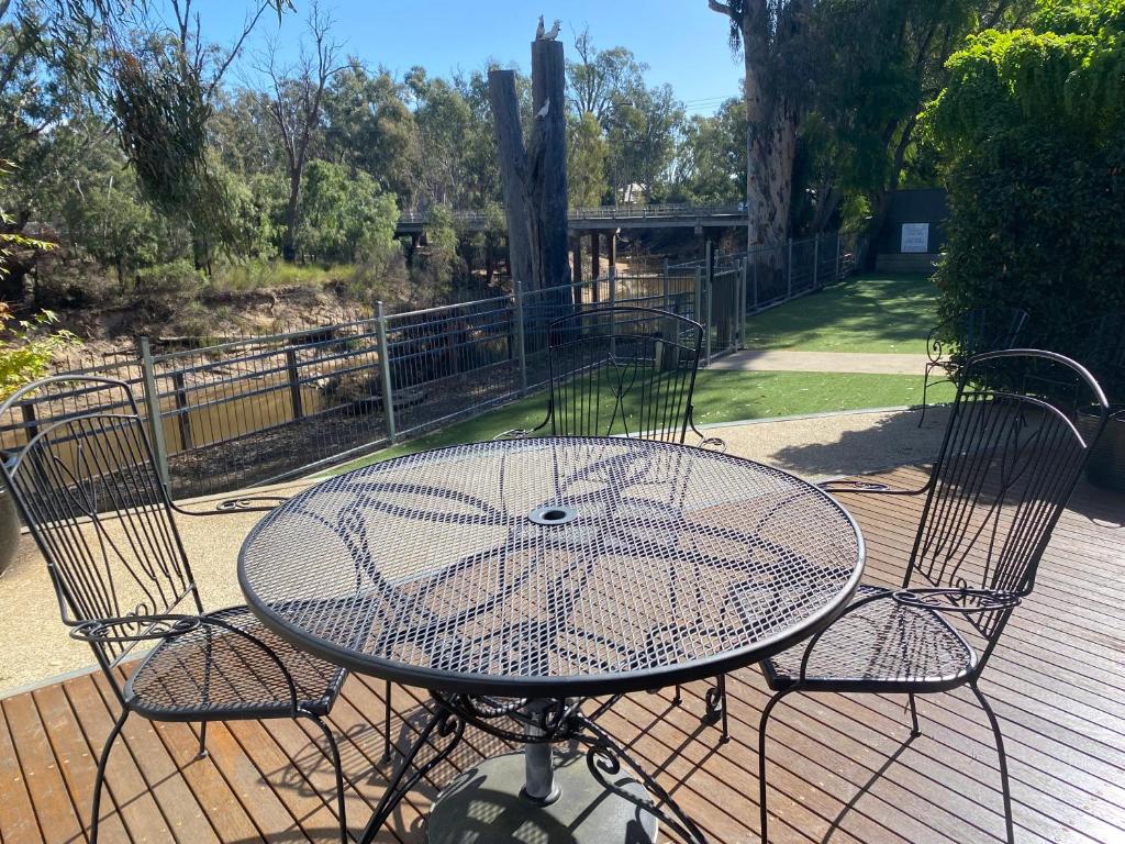 Adelphi Apartments 3 or 3A - Downstairs 2 Bedroom or Upstairs Studio with Balcony photo 3