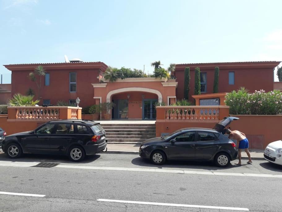 French Riviera 1 bedroom on the beach facing Cannes photo 4