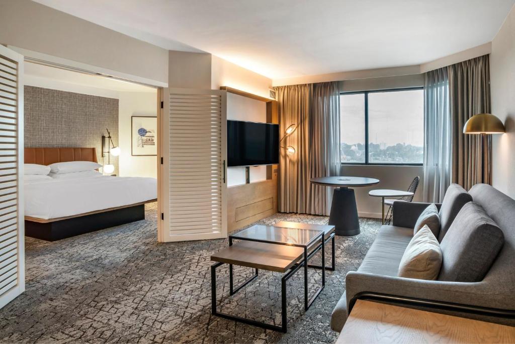 Sheraton Suites Wilmington Downtown image