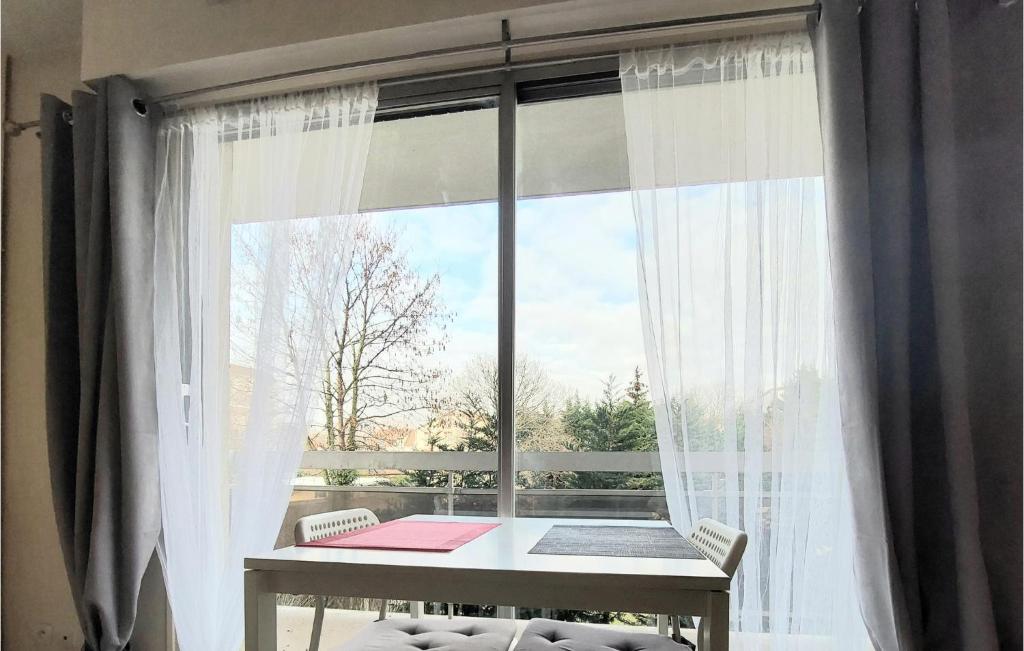 Nice Apartment In Les Pavillons-sous-boi With Wifi photo 2