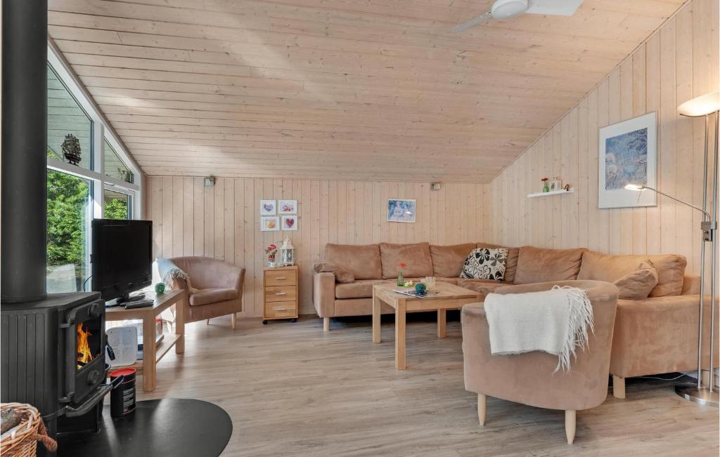 Awesome Home In Hadsund With 4 Bedrooms, Sauna And Wifi