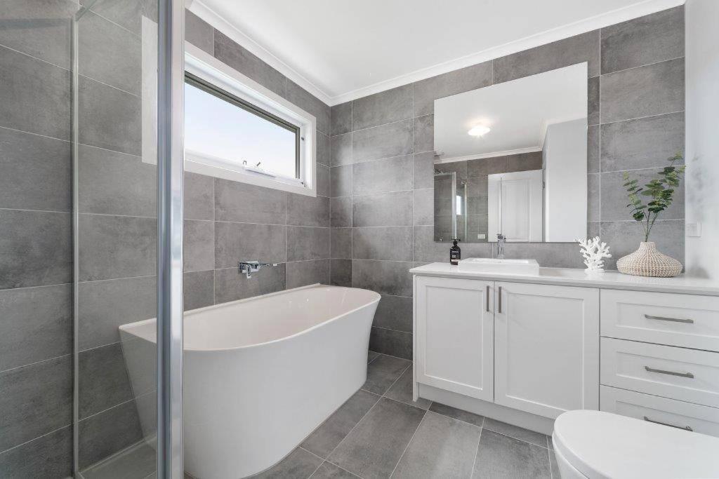 Rosebud Lovely House 2 - Mornington Peninsula 4 BR 3 Bath 2 story holiday house - BBQ - Beach - Hot spring photo 3