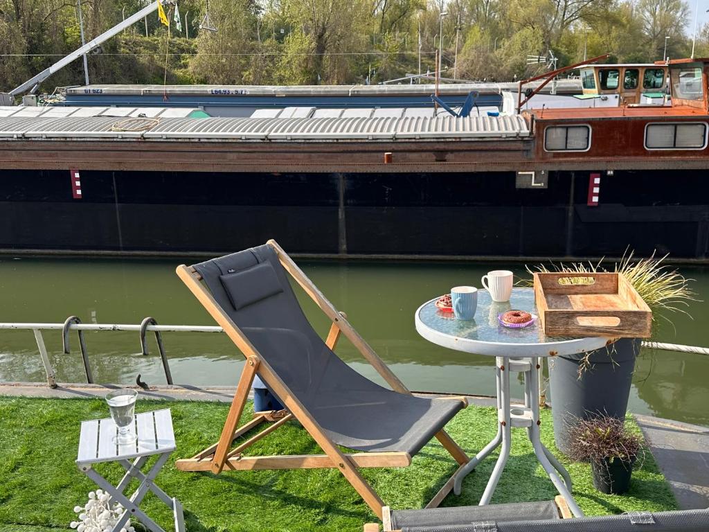 Péniche "Louise Michel" séjournez dans l'appartement du capitaine, offrez vous une expérience inoubliable au fil de l'eau photo 1