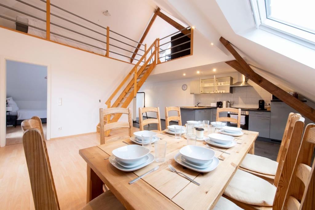 Stay and Work Apartment - 8 single beds - Garage
