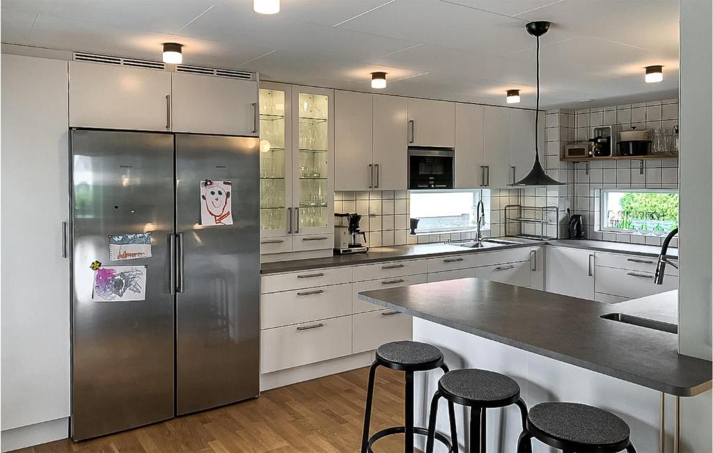 Awesome Home In Bohus-bjrk With 7 Bedrooms And Wifi photo 3