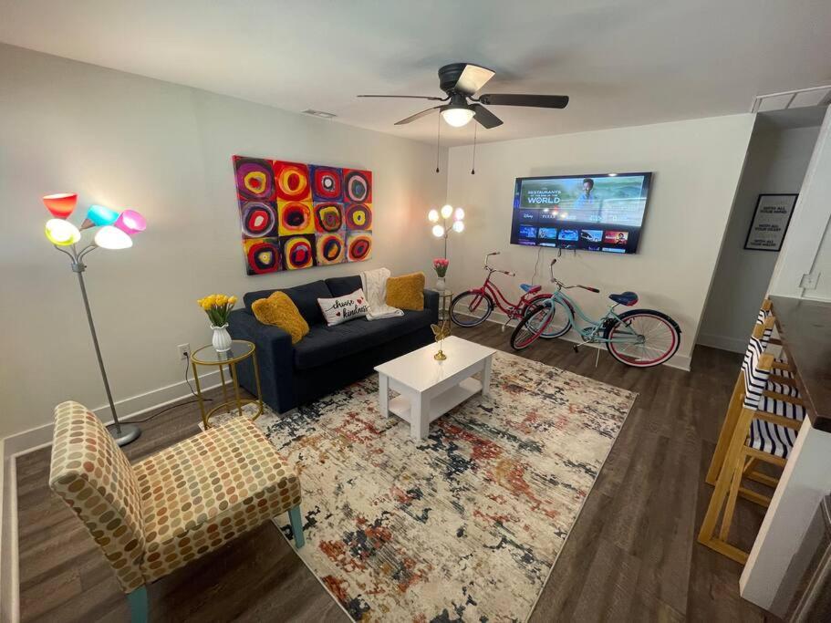 Modern ~ Comfortable ~ Downtown, Queen beds, Bikes photo 3