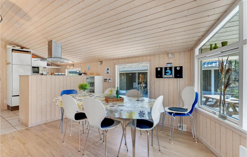 Awesome Home In Hadsund With 4 Bedrooms, Sauna And Wifi photo 1