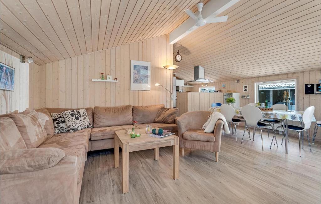 Awesome Home In Hadsund With 4 Bedrooms, Sauna And Wifi photo 2