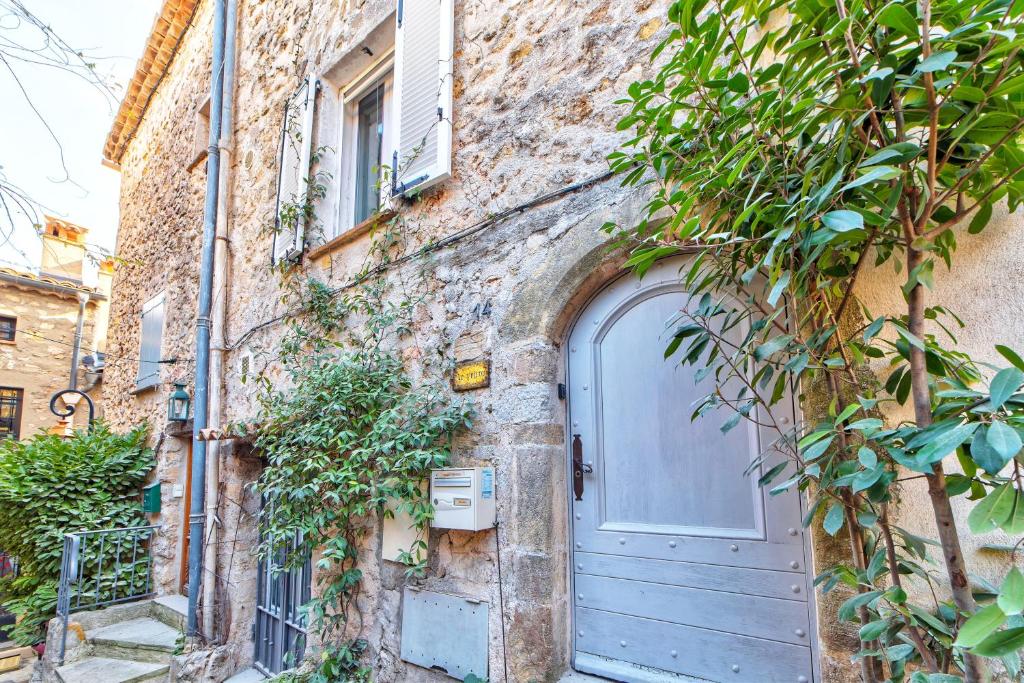 TOWNHOUSE MOUGINS in the old village, fantastic view, sea and mountains photo 1