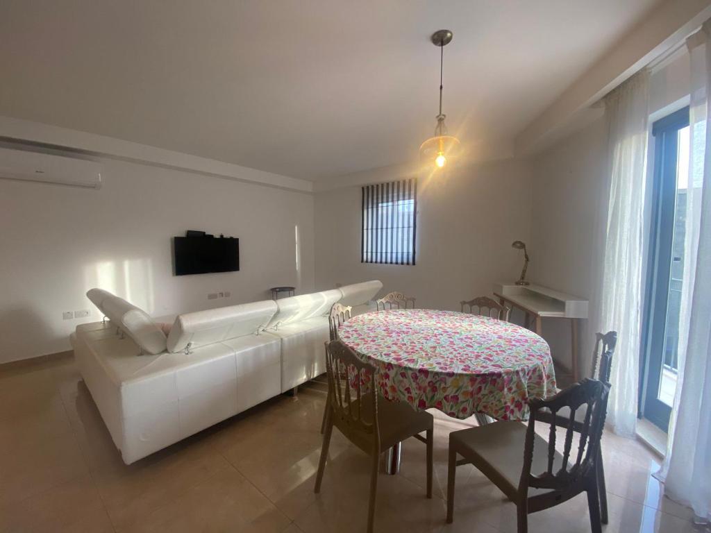 Cozy 2 bedroom Apartment near Seafront photo 4