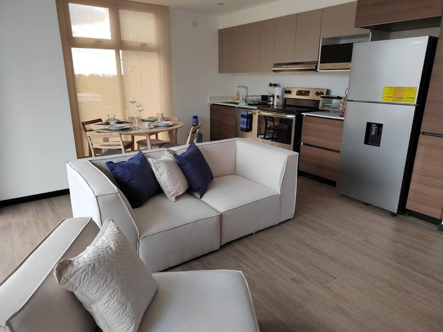 Hermoso apartamento nuevo en zona 10!
