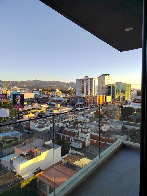 Hermoso apartamento nuevo en zona 10! photo 1