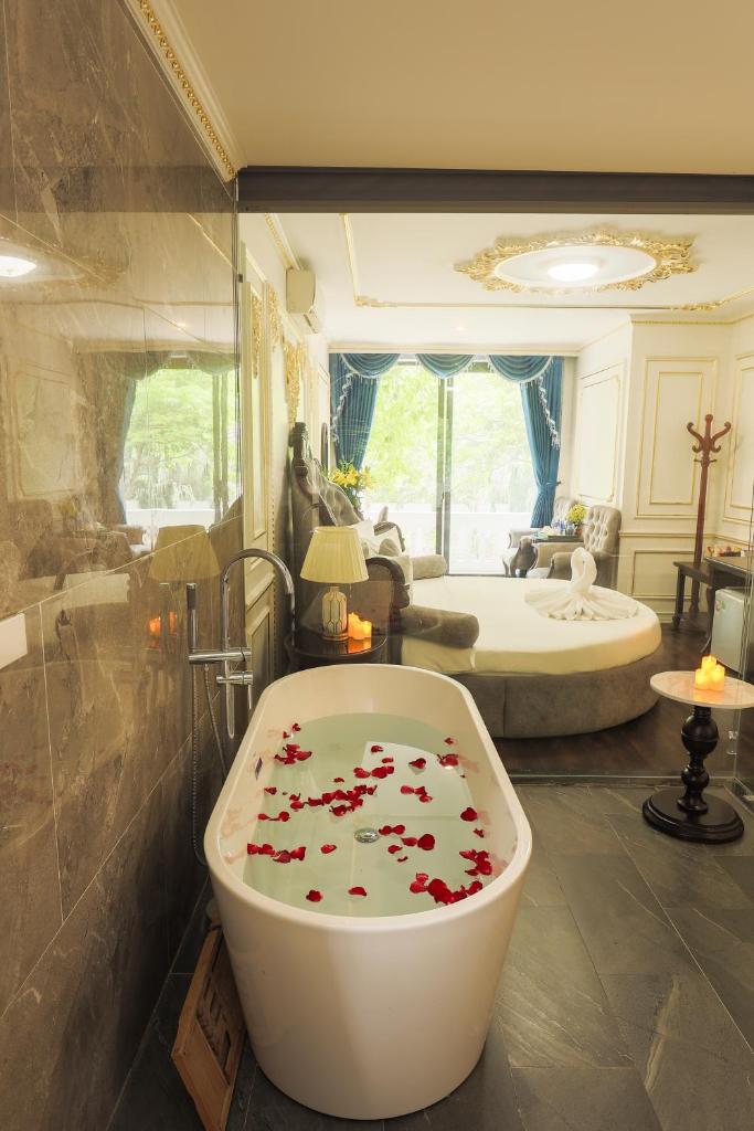 Hoang Gia Xa La Boutique Hotel - Tap to explore photos