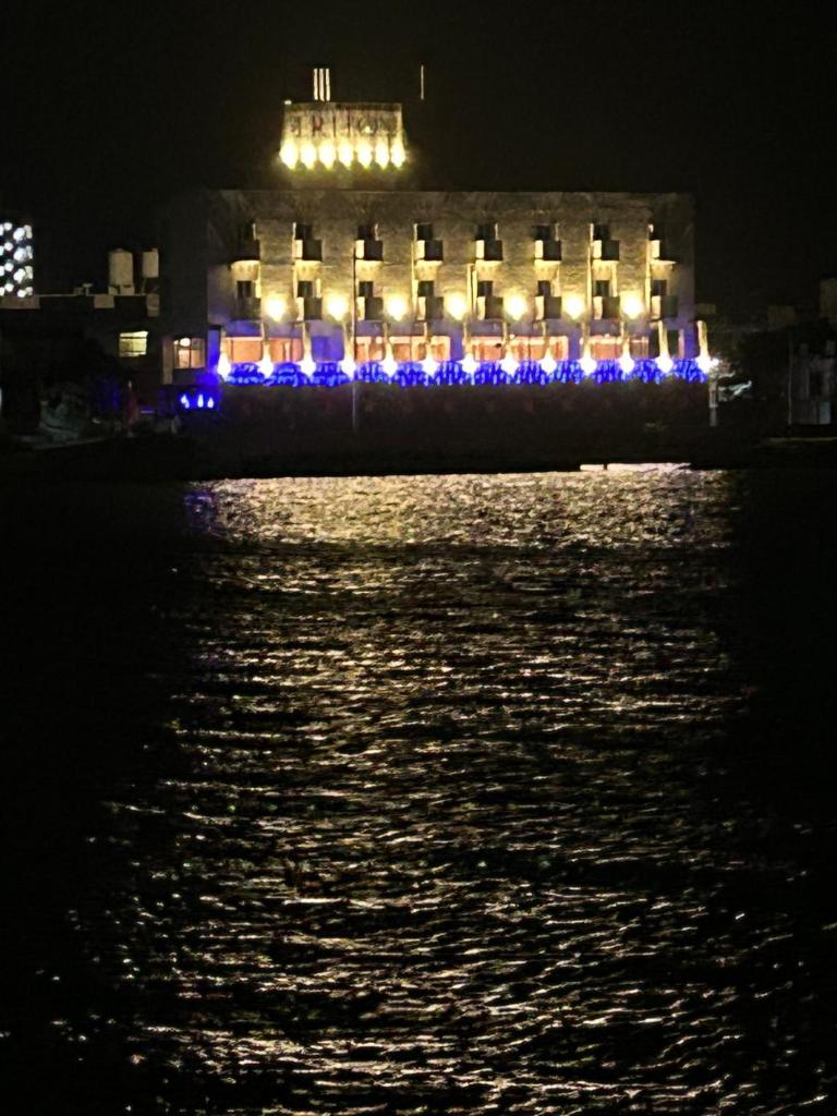 HOTEL　TRITON