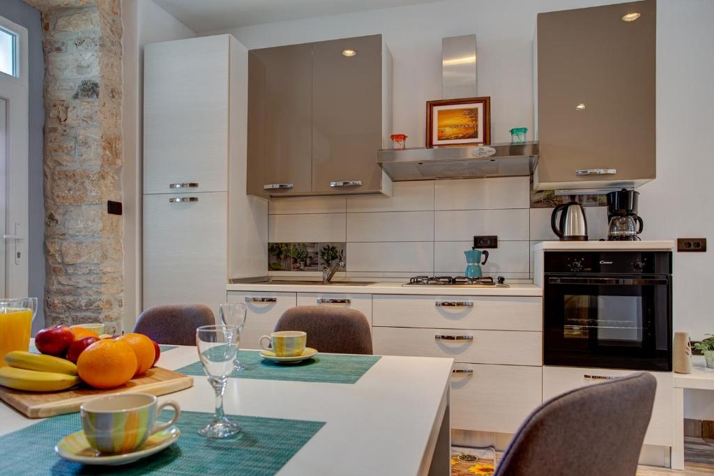 Apartment Laura with Terrace photo 3