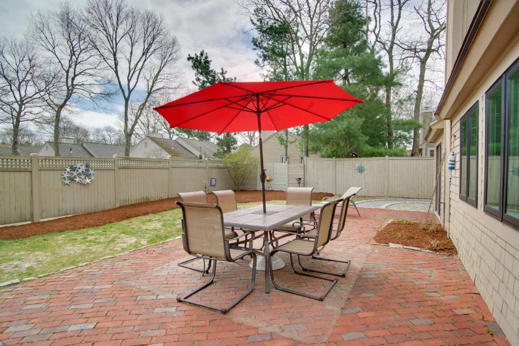 Charming Cape Cod Summer Home, 2 Mi to Beach! photo 3